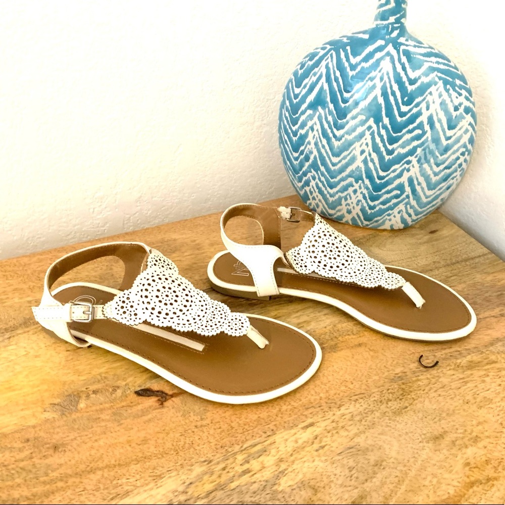 [ New Directions ] White Mandala Patterned - Size 7